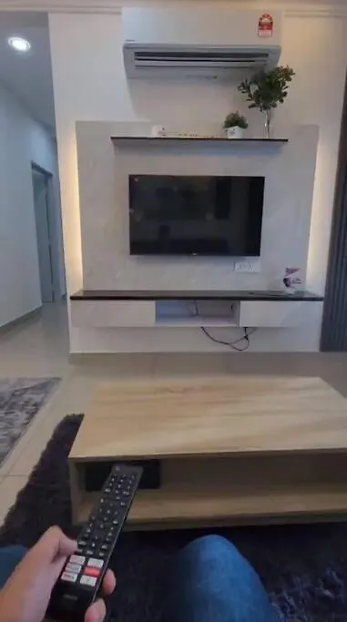 3 Bedroom Condo Eila Homestay In Larkin, Ac, Wi-Fi جوهر بهرو شقة