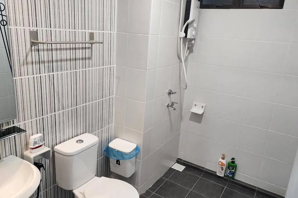 3 Bedroom Condo Eila Homestay In Larkin, Ac, Wi-Fi جوهر بهرو