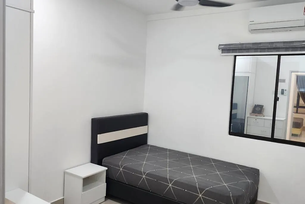 3 Bedroom Condo Eila Homestay In Larkin, Ac, Wi-Fi جوهر بهرو شقة